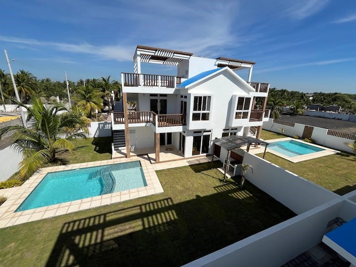 Piscina y jardines de Villas Petit
