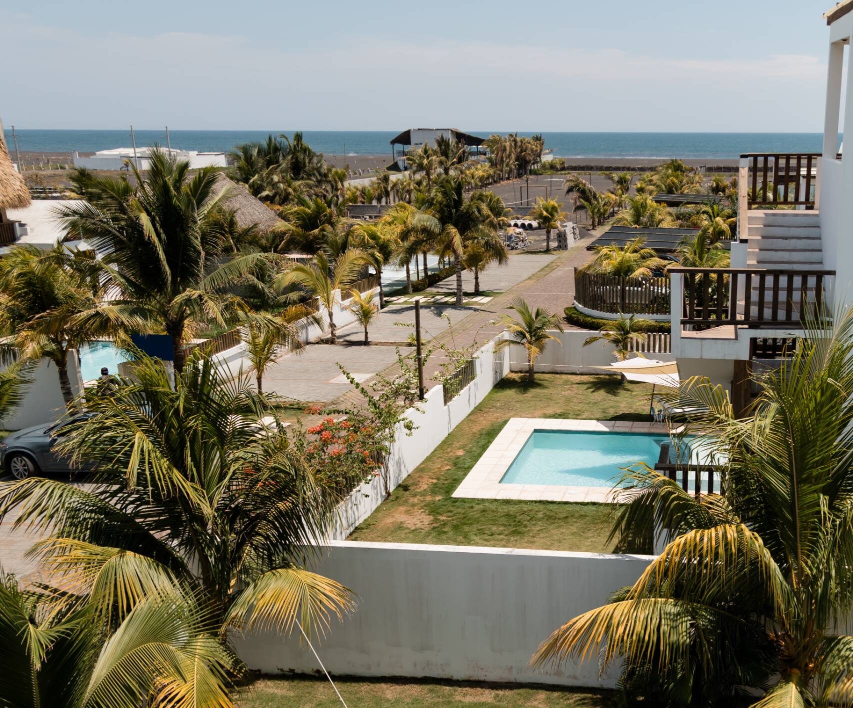 Exterior de Villas Petit y acceso a la playa